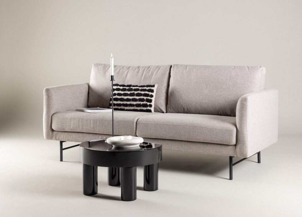 Canapé 3 places Sky tissu marron 198 cm mis en scène dans un salon