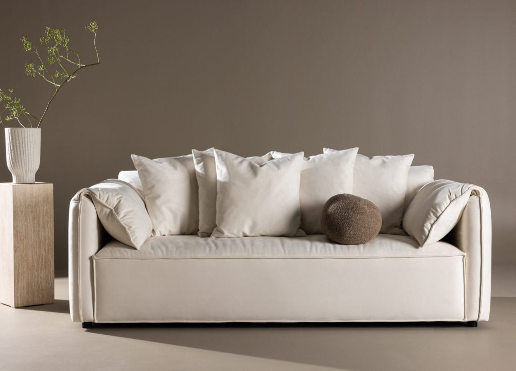 Canapé 3 places Torekov tissu blanc 202 cm mis en scène dans un salon