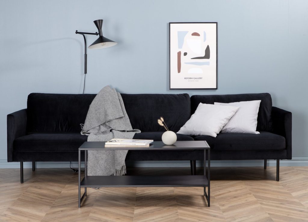 Canapé 3 places Zoom velours noir 260 cm mis en scène dans un salon