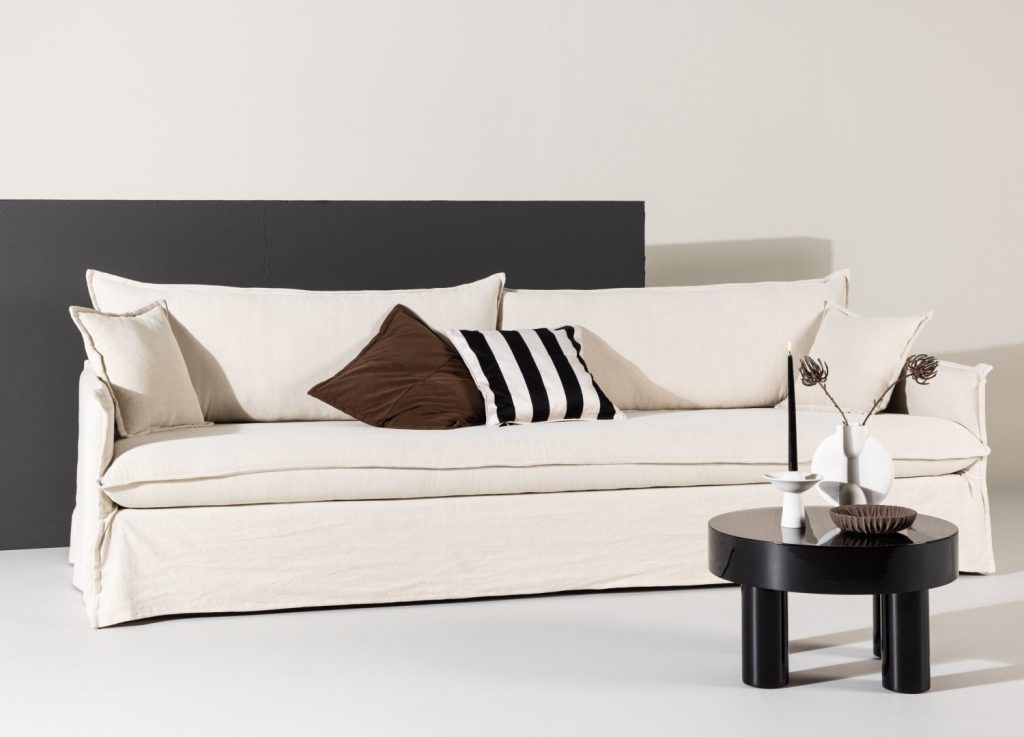 Canapé 4 places Nova tissu effet lin beige 275 cm mis en scène dans un salon