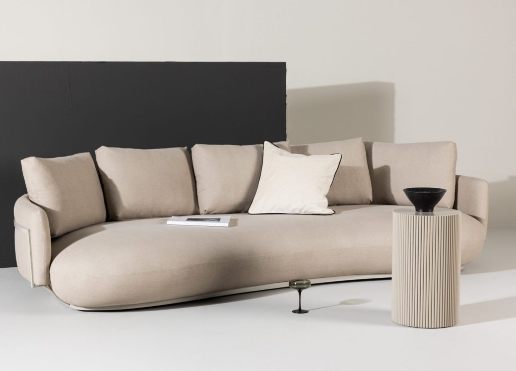 Canapé 4 places Stellar tissu beige 275 cm mis en scène dans un salon