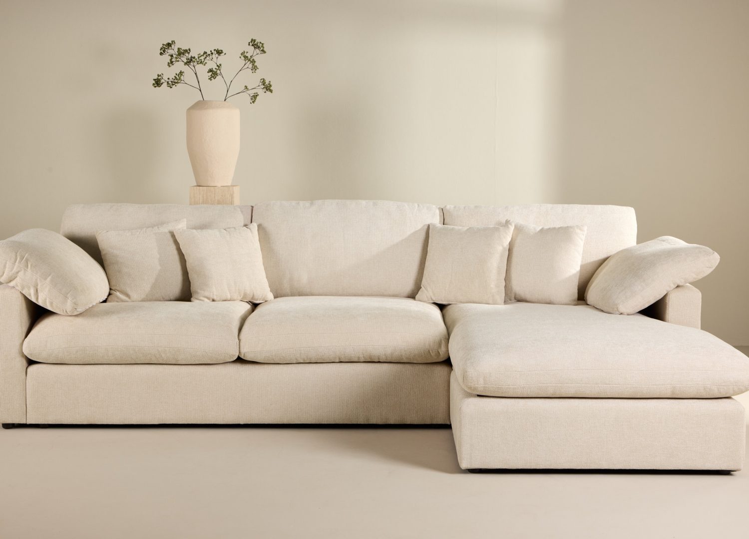 Canapé d'angle Amalfi tissu beige angle réversible cm mis en scène dans un salon