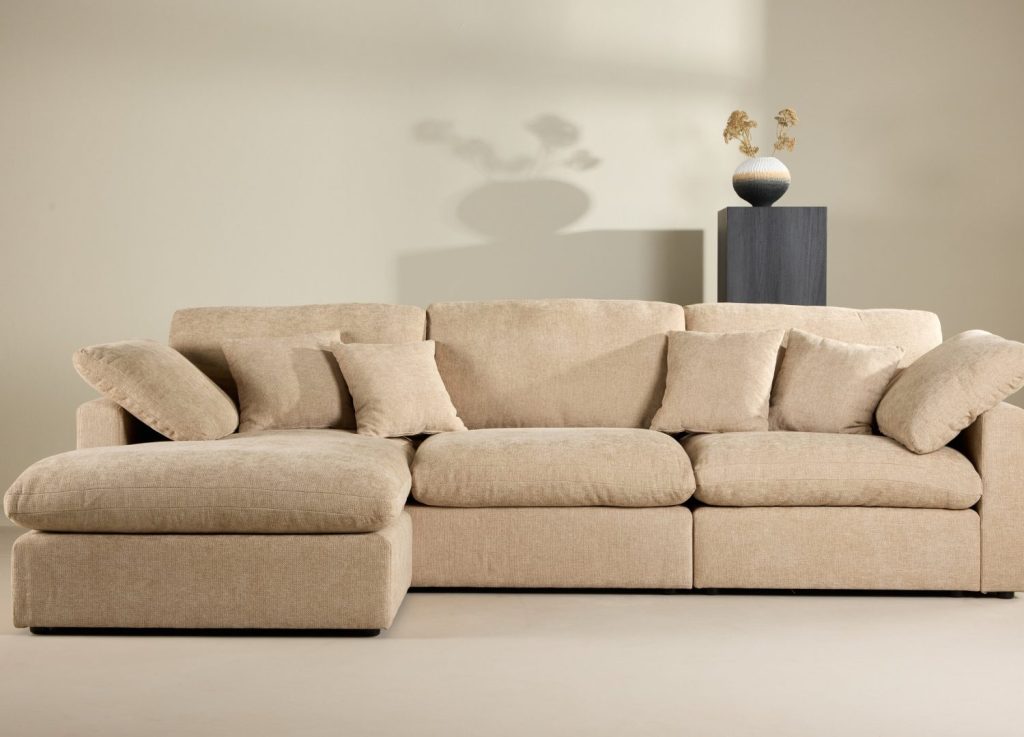 Canapé d'angle Amalfi tissu sable angle réversible cm mis en scène dans un salon