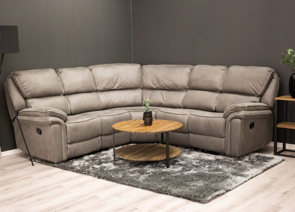 Canapé d'angle relax Saranda microfibre gris cm mis en scène dans un salon