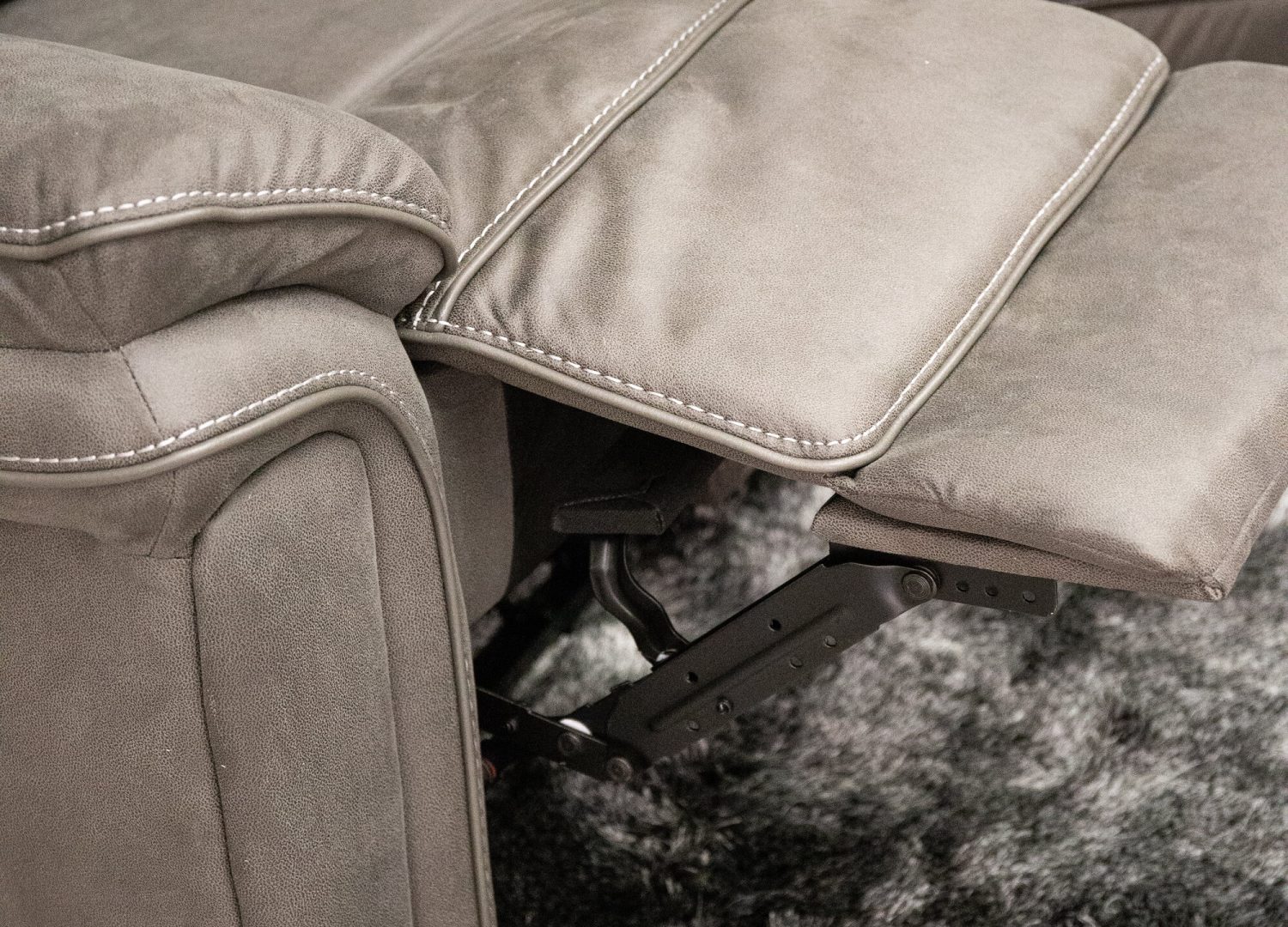 Canapé d'angle relax Saranda microfibre gris cm présenté dans une ambiance de salon