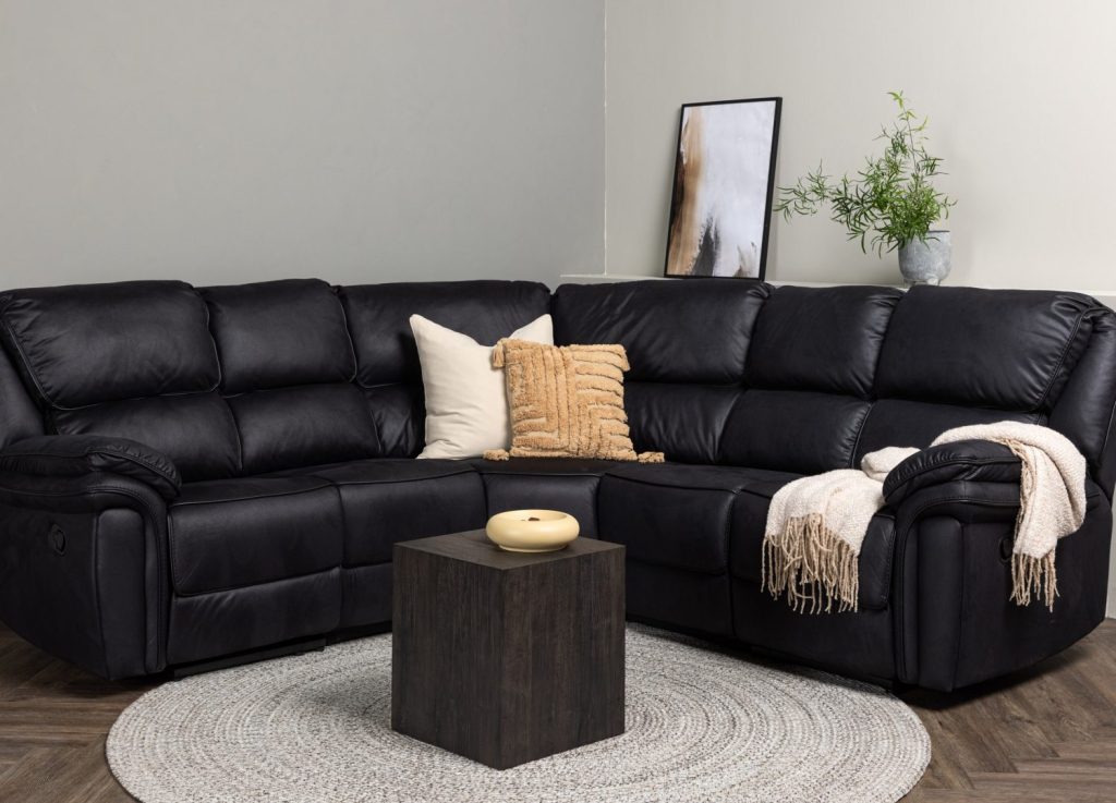 Canapé d'angle relax Saranda microfibre noir cm mis en scène dans un salon