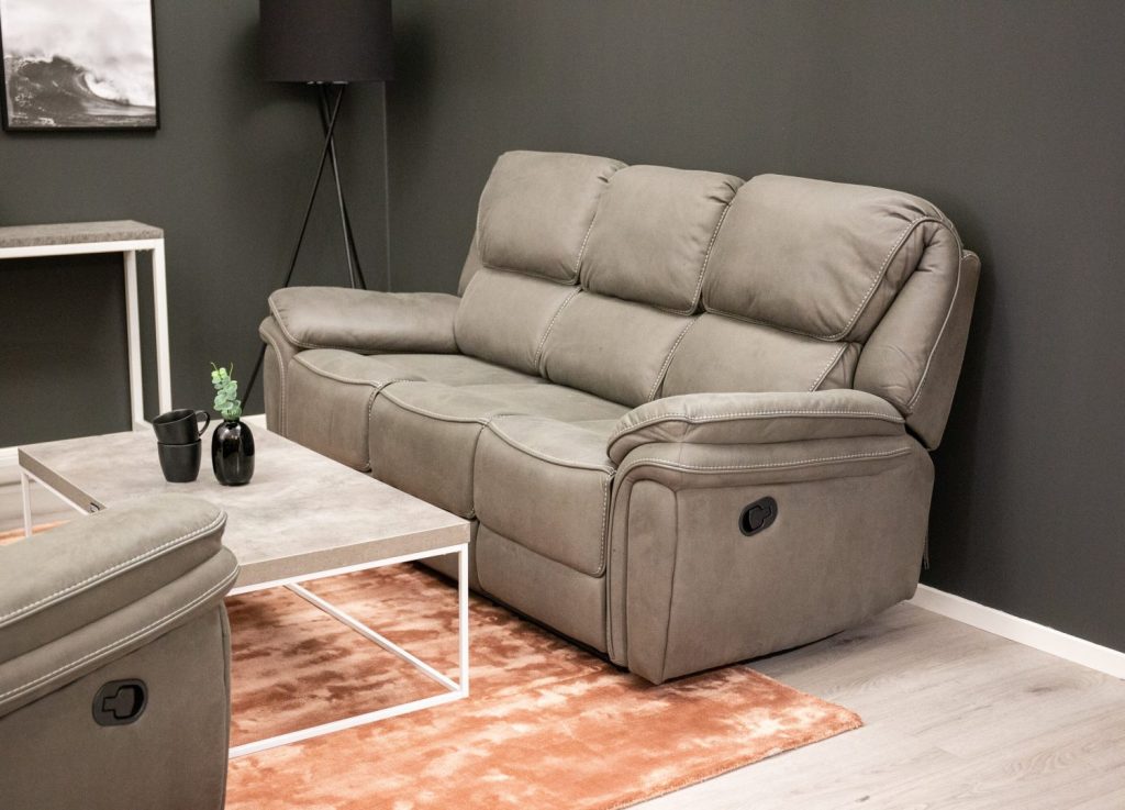 Canapé relax 3 places Saranda microfibre gris 206 cm mis en scène dans un salon