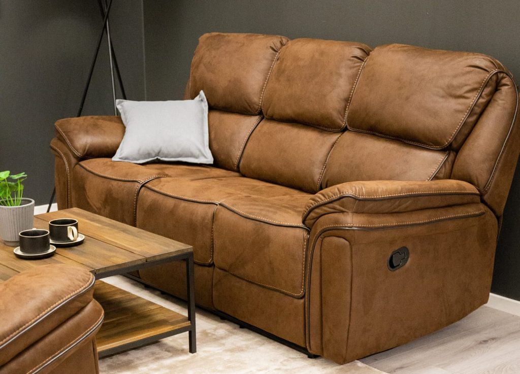 Canapé relax 3 places Saranda microfibre marron 206 cm mis en scène dans un salon