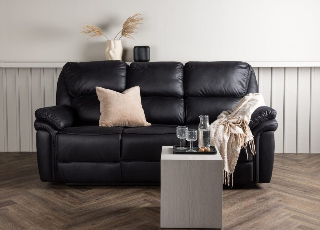 Canapé relax 3 places Saranda microfibre noir 209 cm mis en scène dans un salon