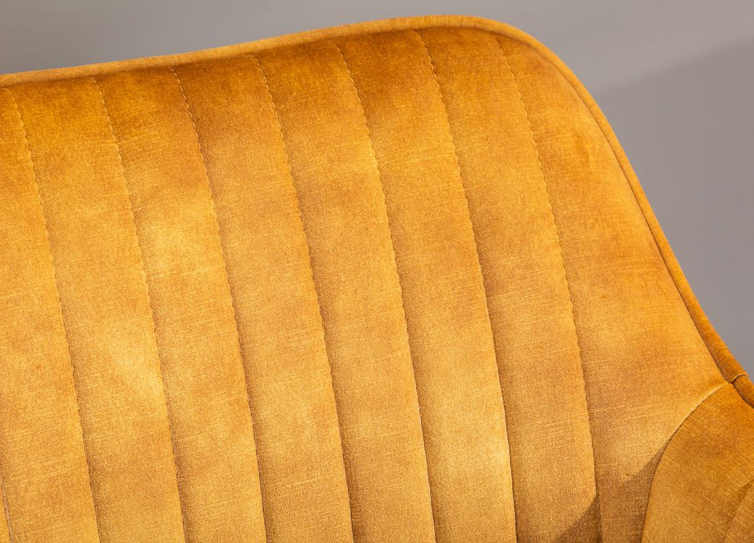 Chaise de bureau velours jaune or pivotante avec accoudoirs