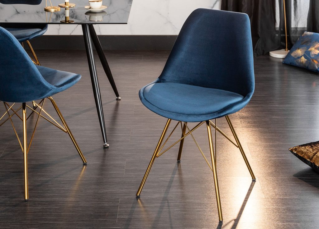 Chaise design velours bleu et pieds métal doré