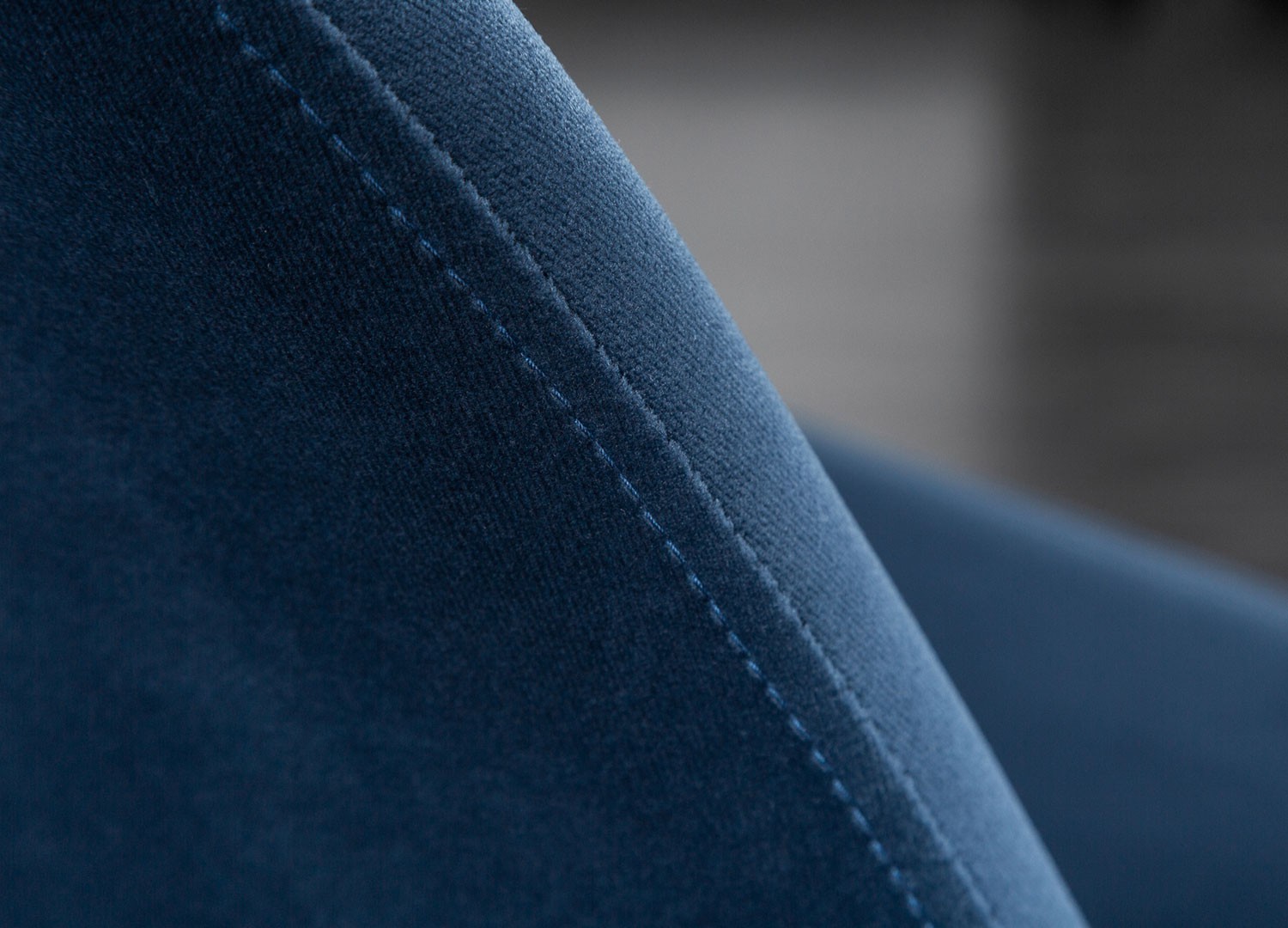 Chaise design velours bleu et pieds métal doré