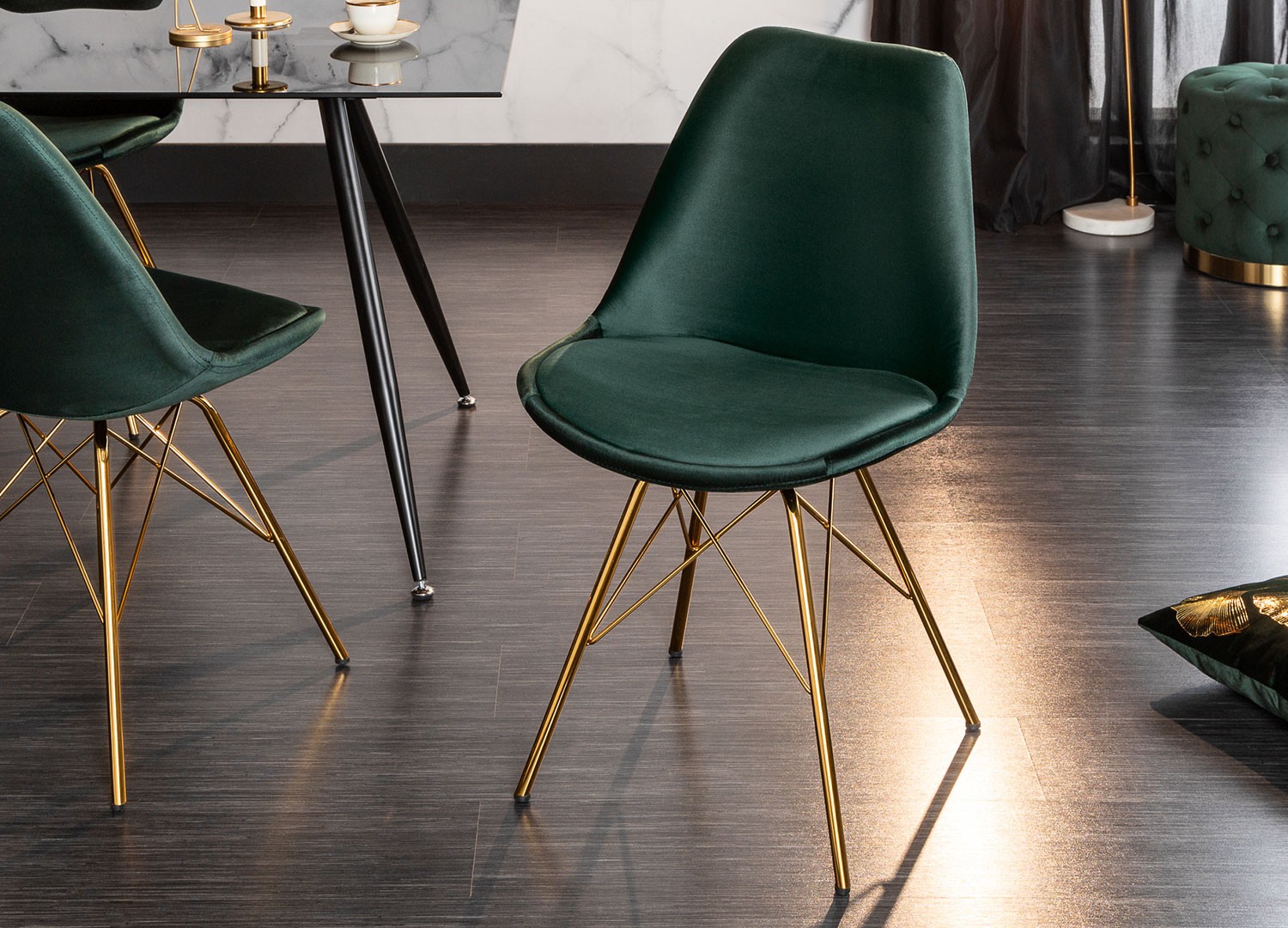 Chaise design velours vert et pieds doré