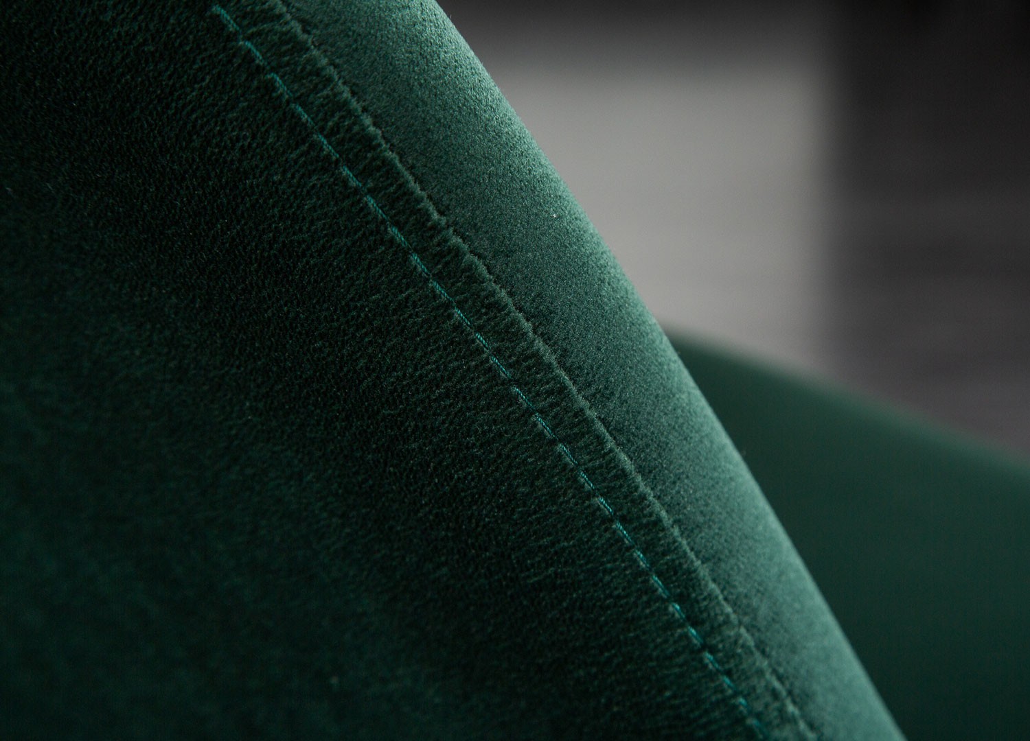 Chaise design velours vert et pieds doré