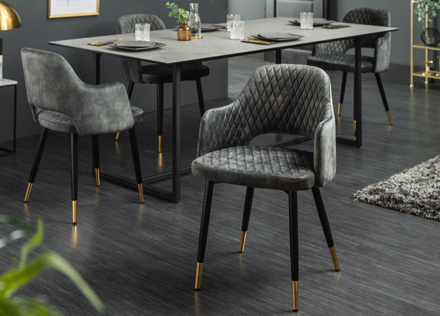 Chaise en velours gris vert et pieds métal noir
