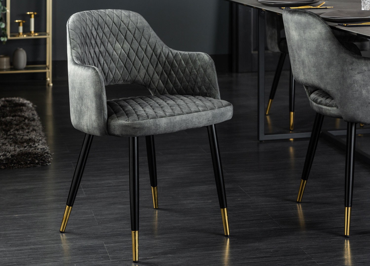 Chaise en velours gris vert et pieds métal noir