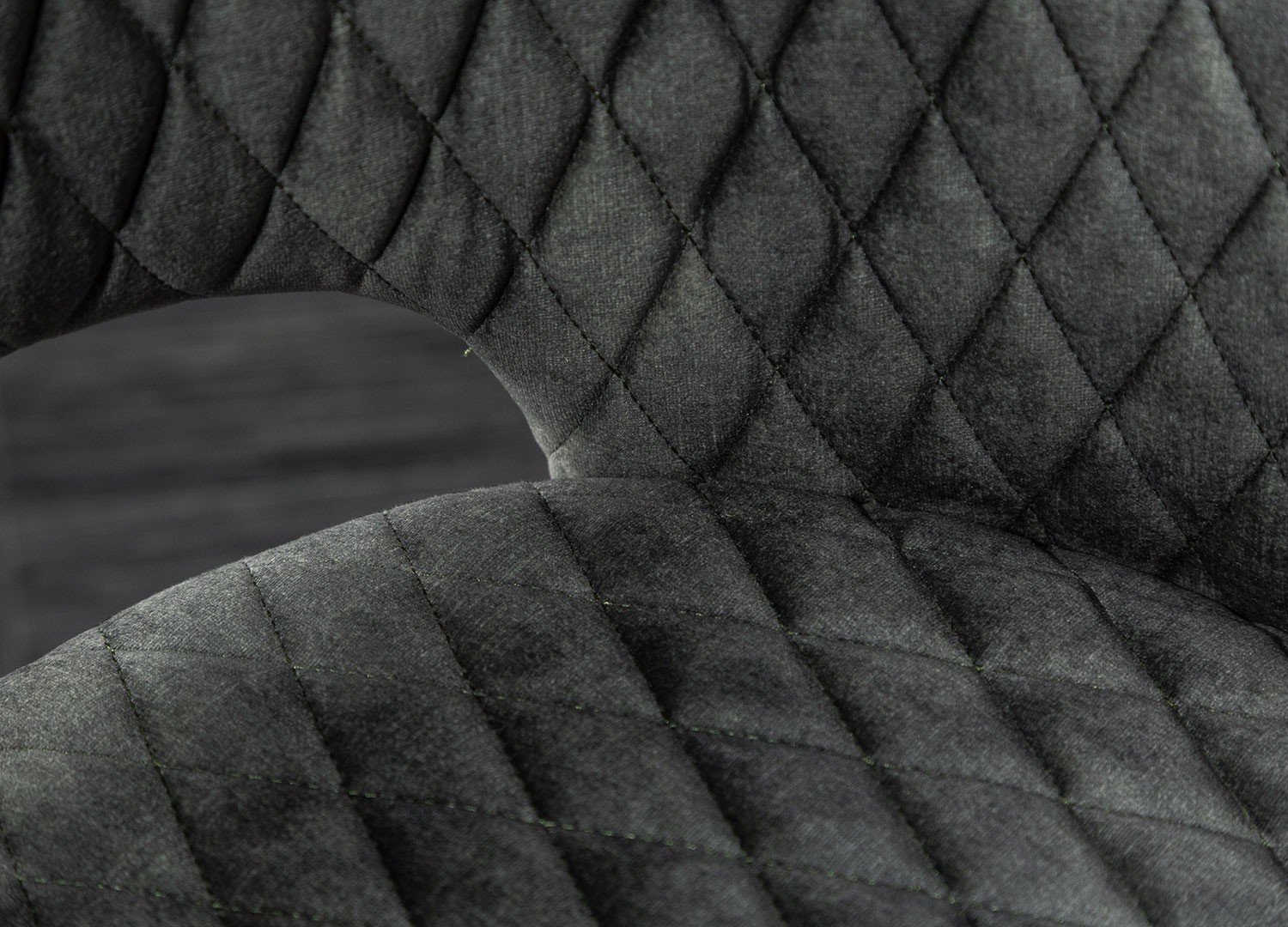 Chaise en velours gris vert et pieds métal noir