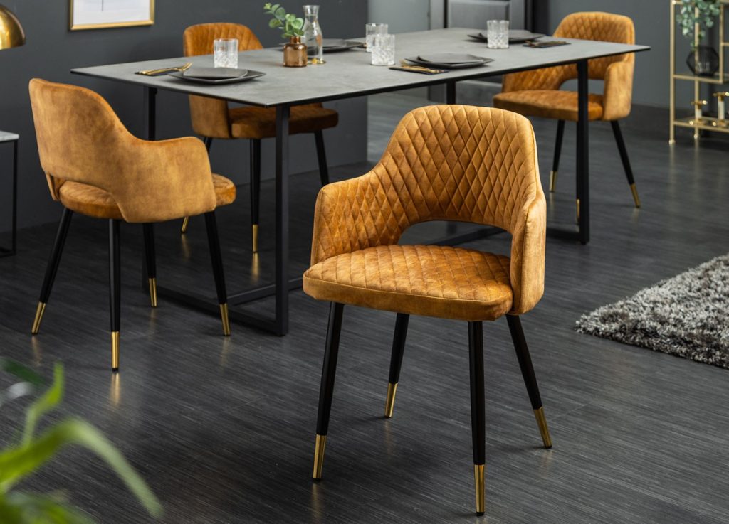 Chaise en velours jaune moutarde et pieds métal noir