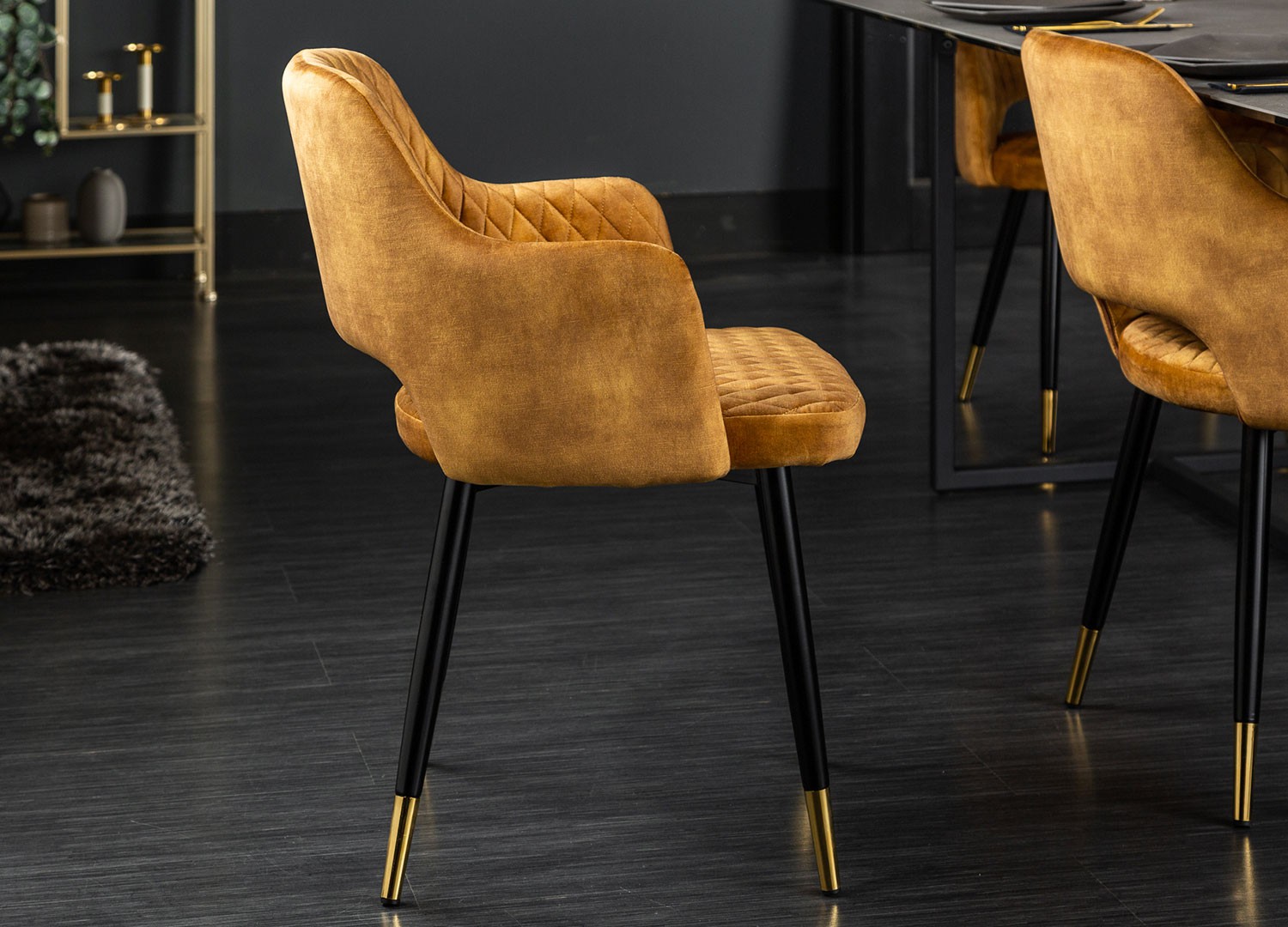 Chaise en velours jaune moutarde et pieds métal noir