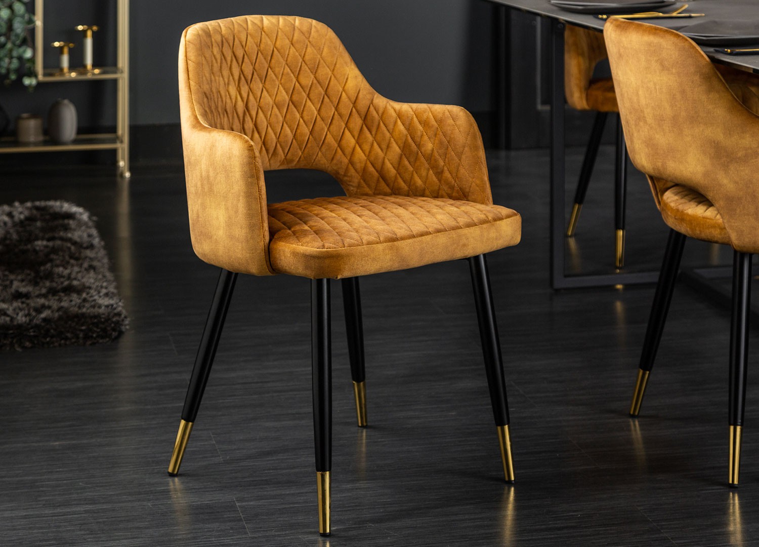 Chaise en velours jaune moutarde et pieds métal noir