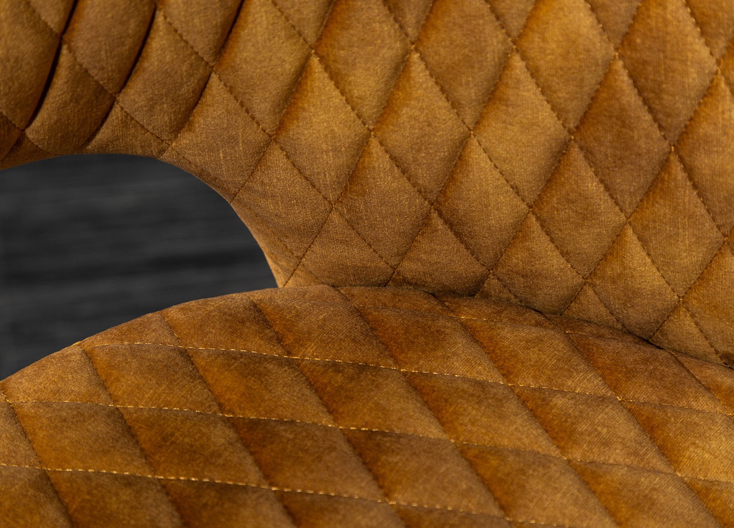 Chaise en velours jaune moutarde et pieds métal noir