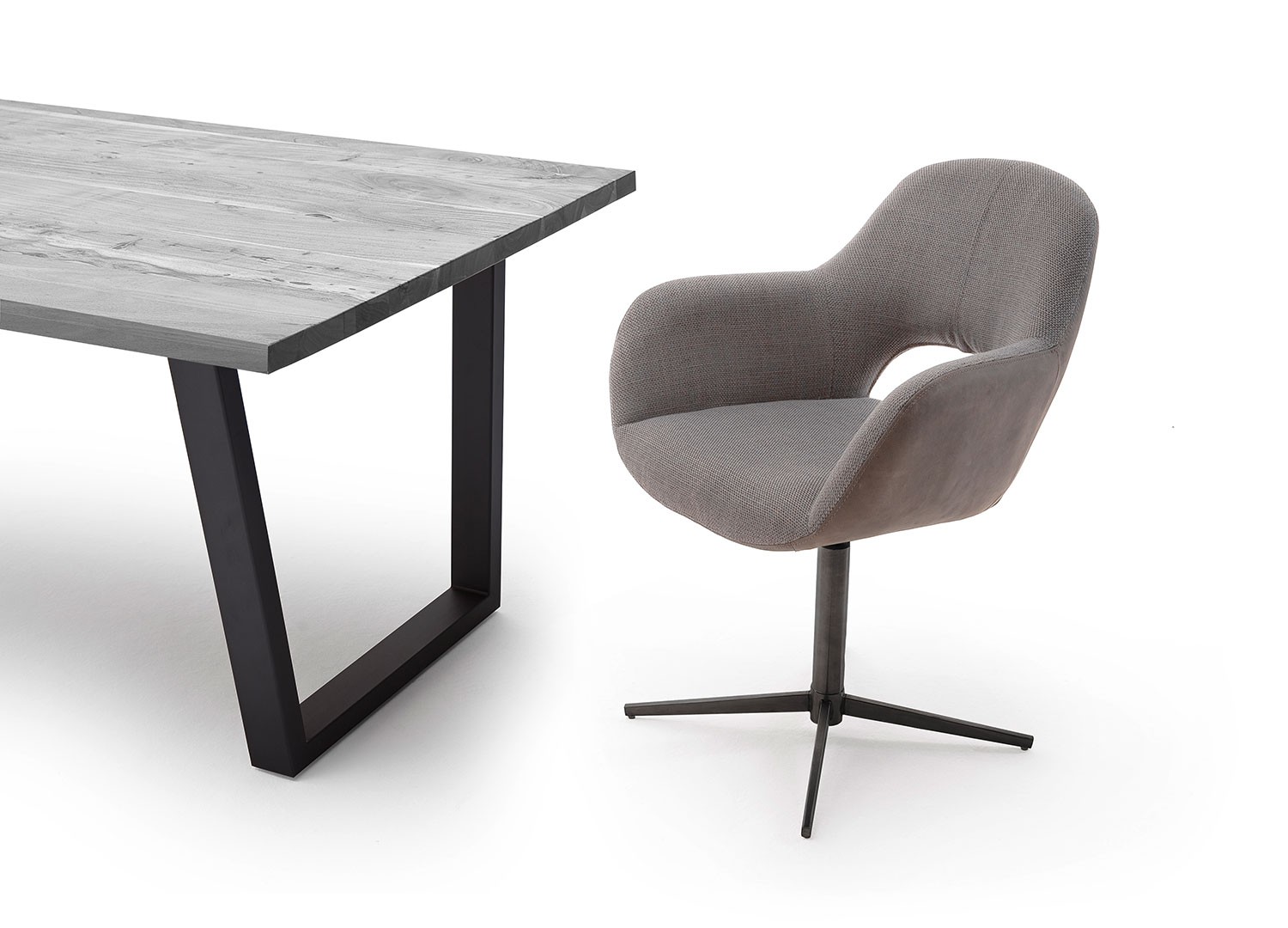 Chaise pivotante avec dossier ajouré