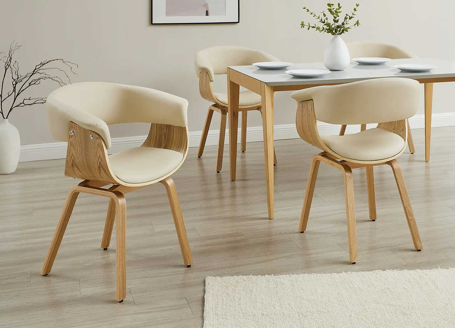 Chaise rétro moderne beige et chêne clair Oliver