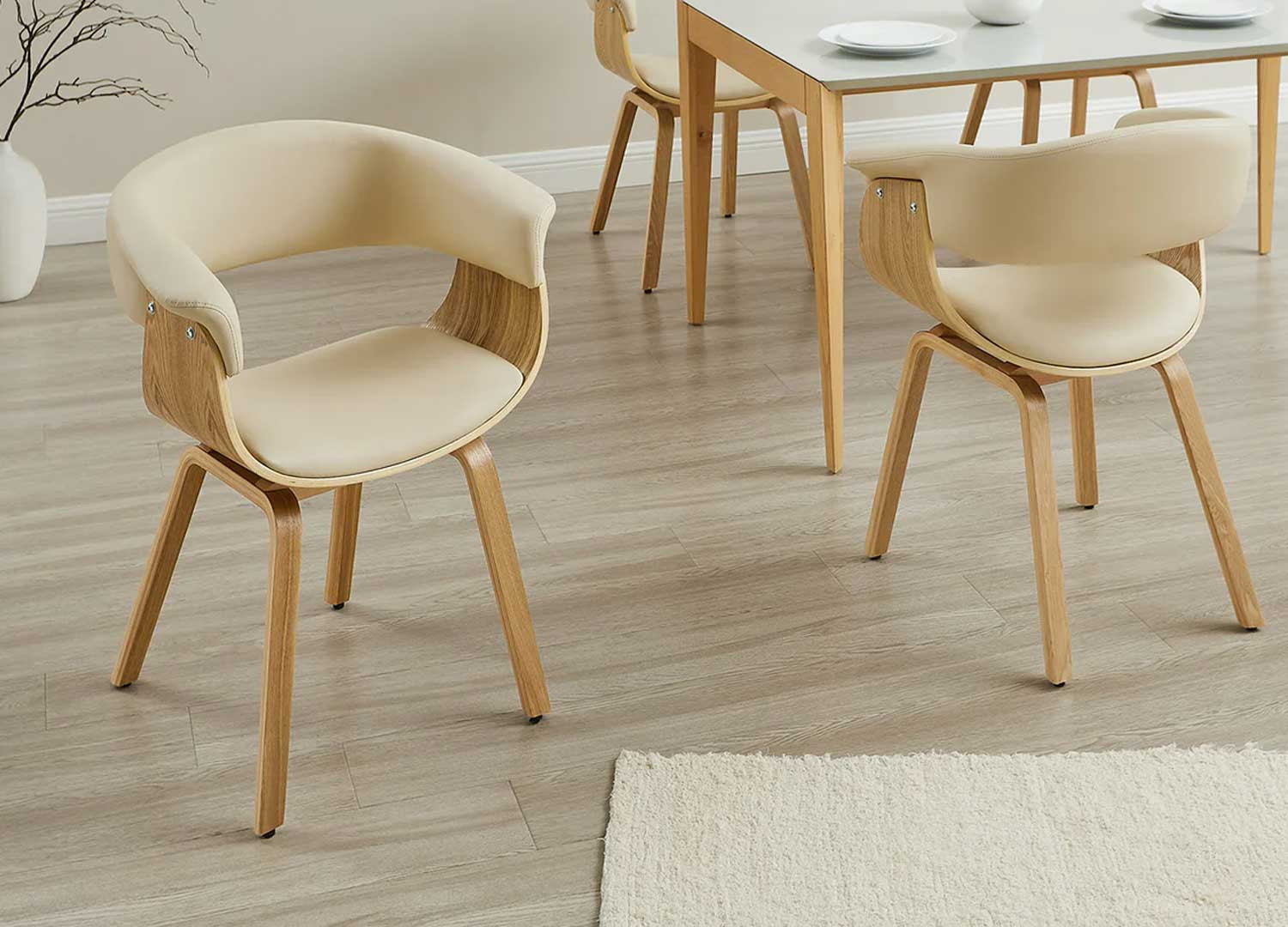 Chaise rétro moderne beige et chêne clair Oliver