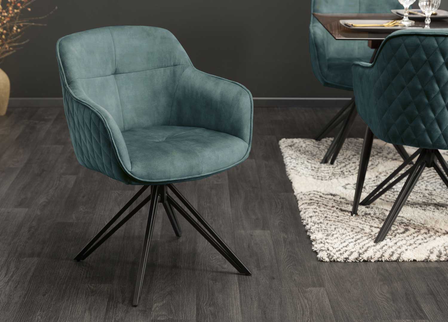 Chaise tournante avec accoudoirs velours bleu pétrole et pieds métal