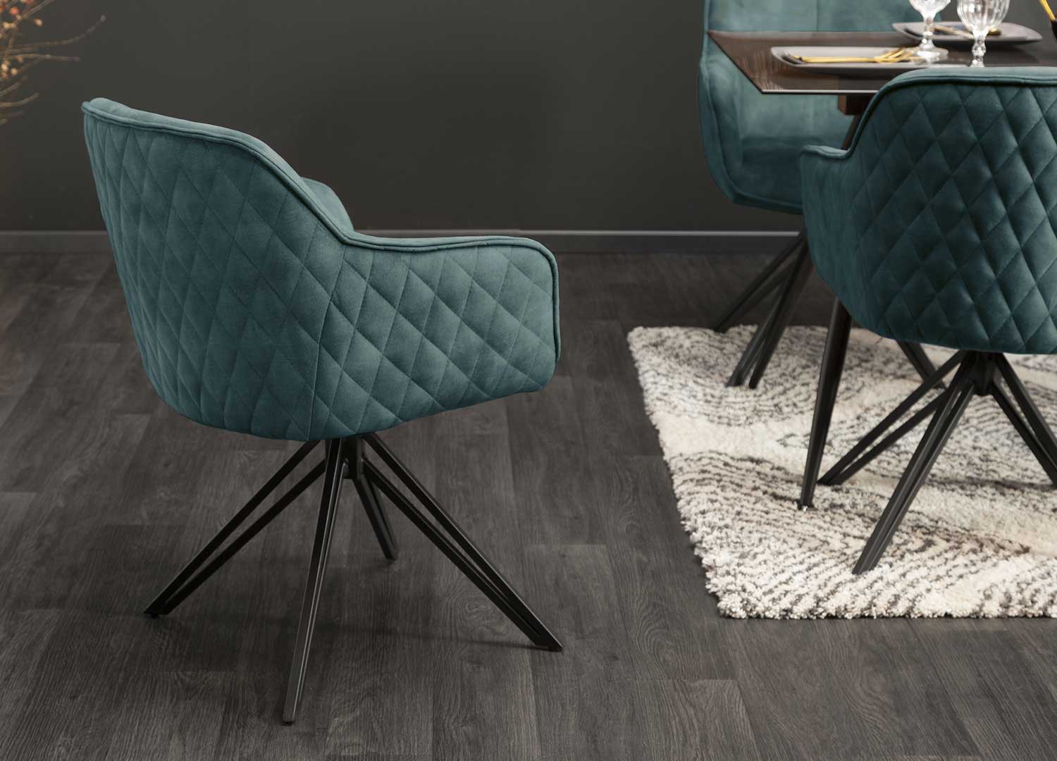 Chaise tournante avec accoudoirs velours bleu pétrole et pieds métal