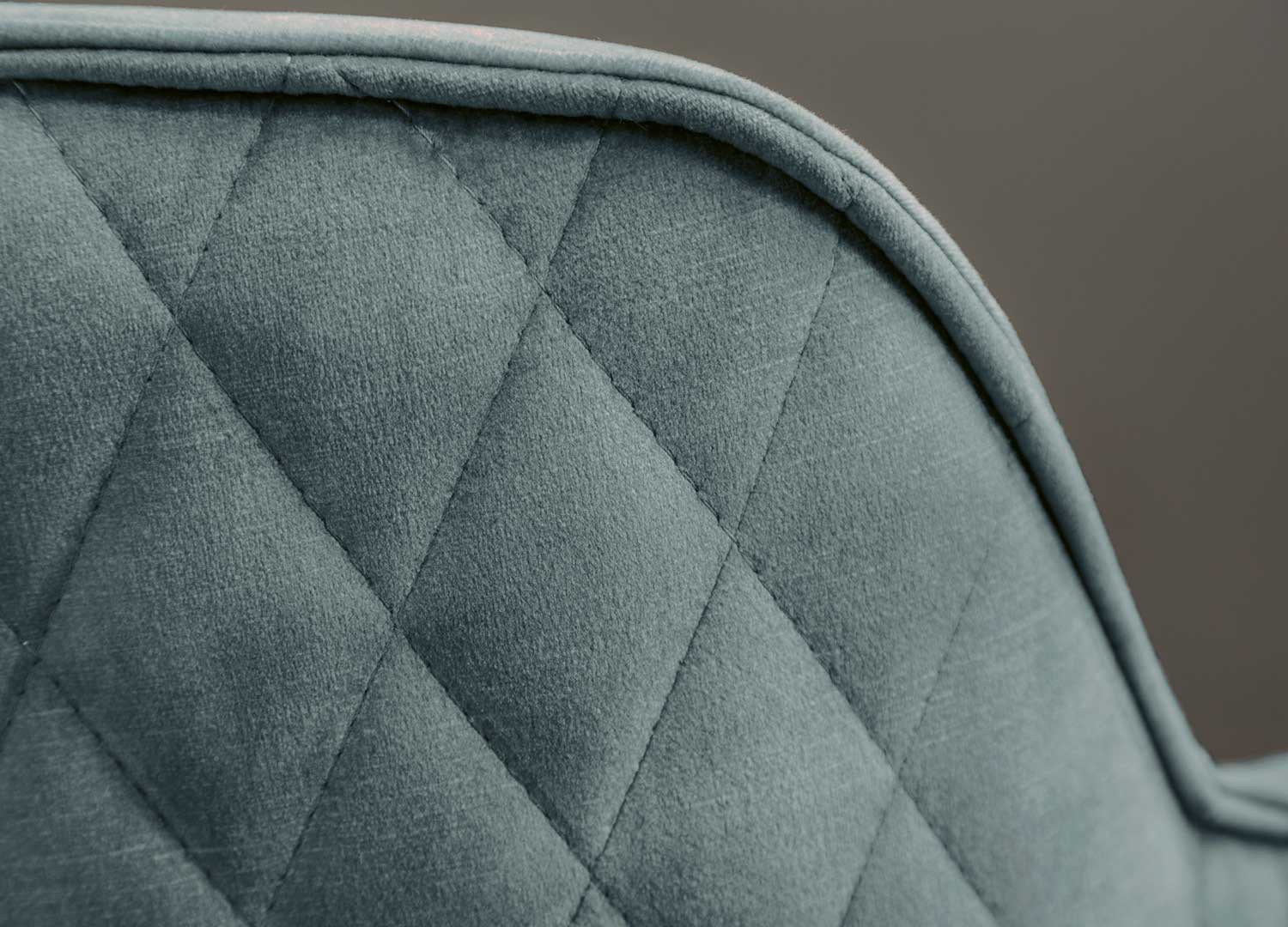 Chaise tournante avec accoudoirs velours bleu pétrole et pieds métal