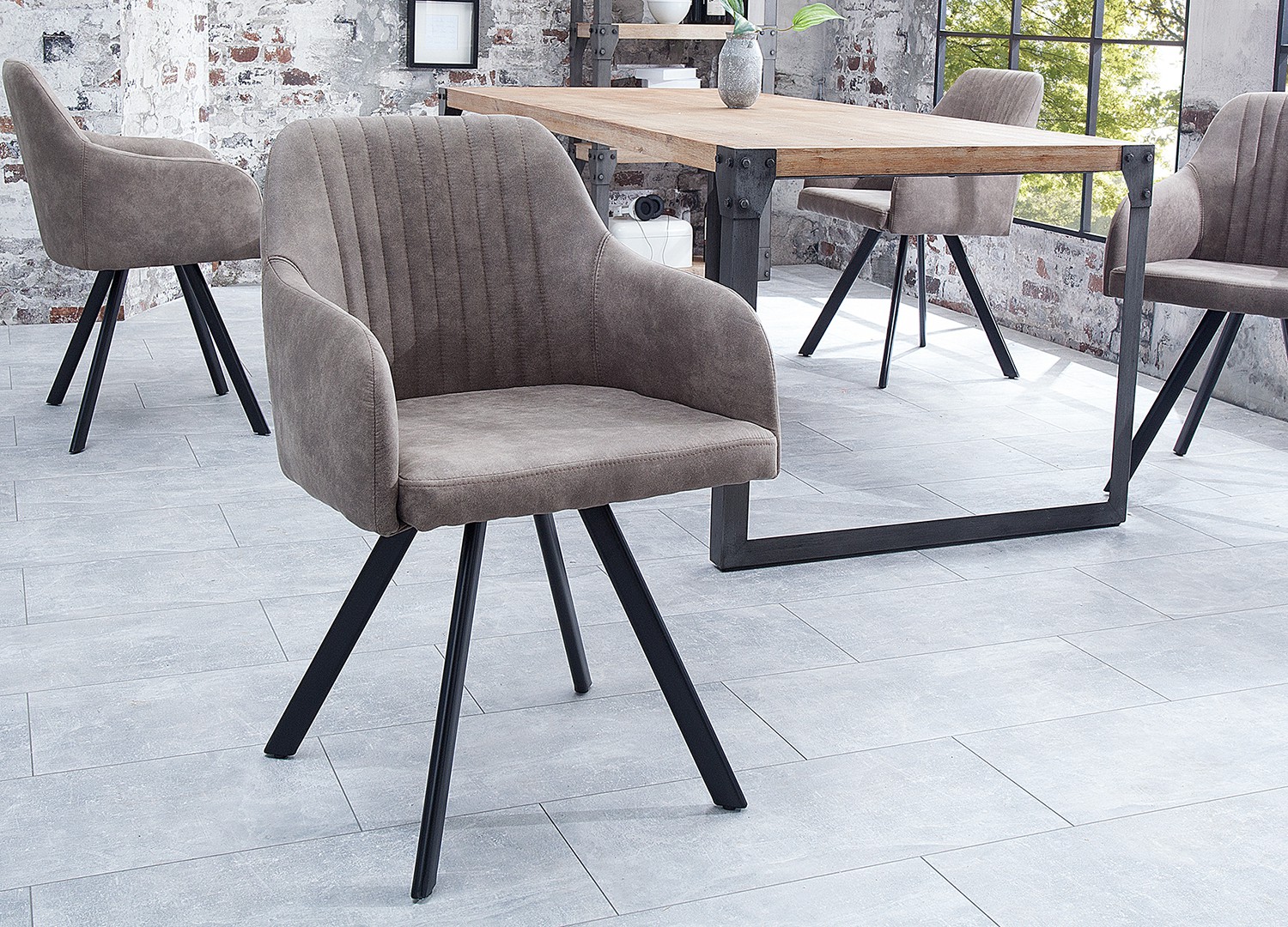 Chaise vintage gris taupe avec accoudoirs et pieds métal noir