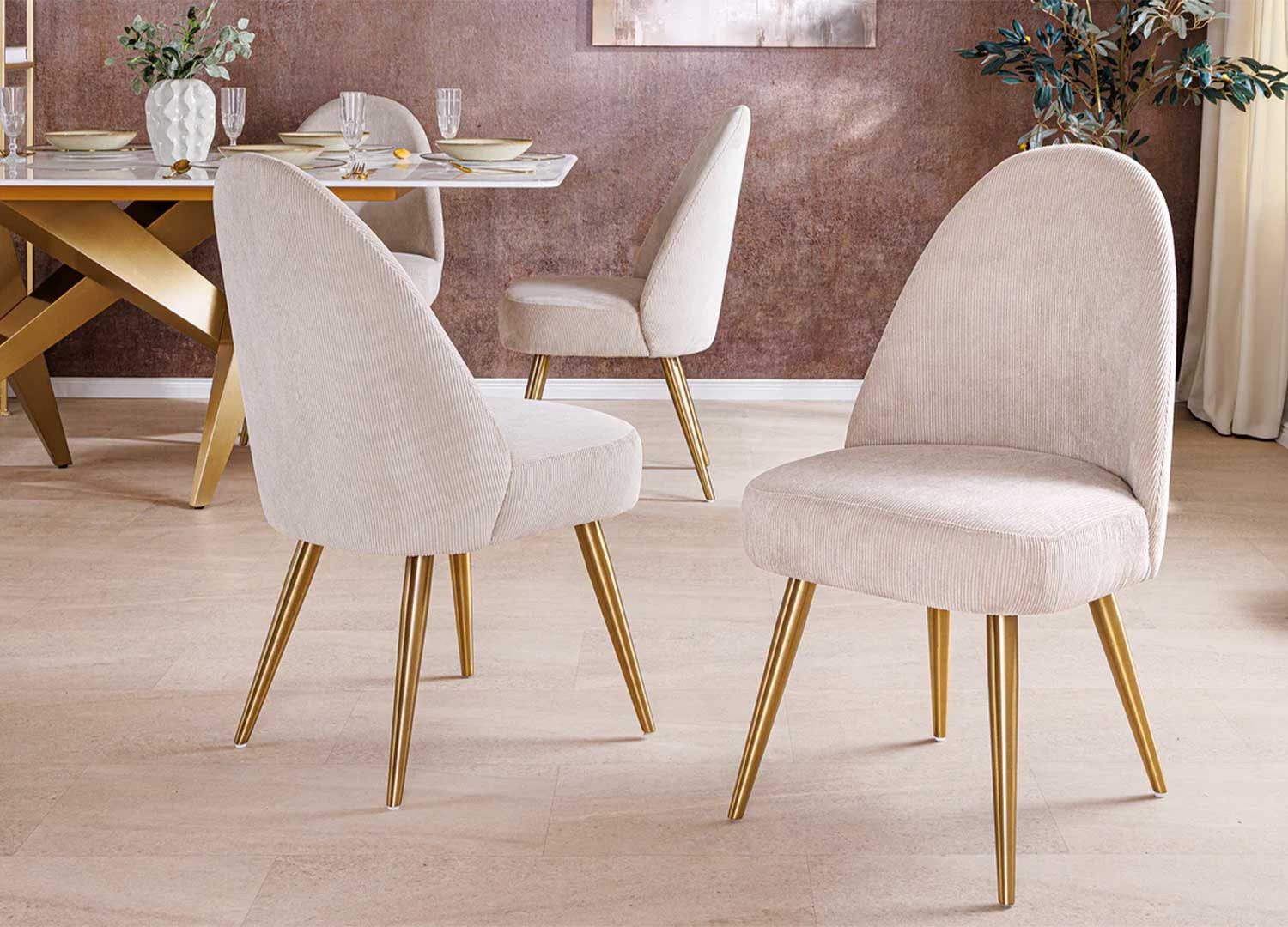Chaises beige côtelé et pieds dorés Neyron