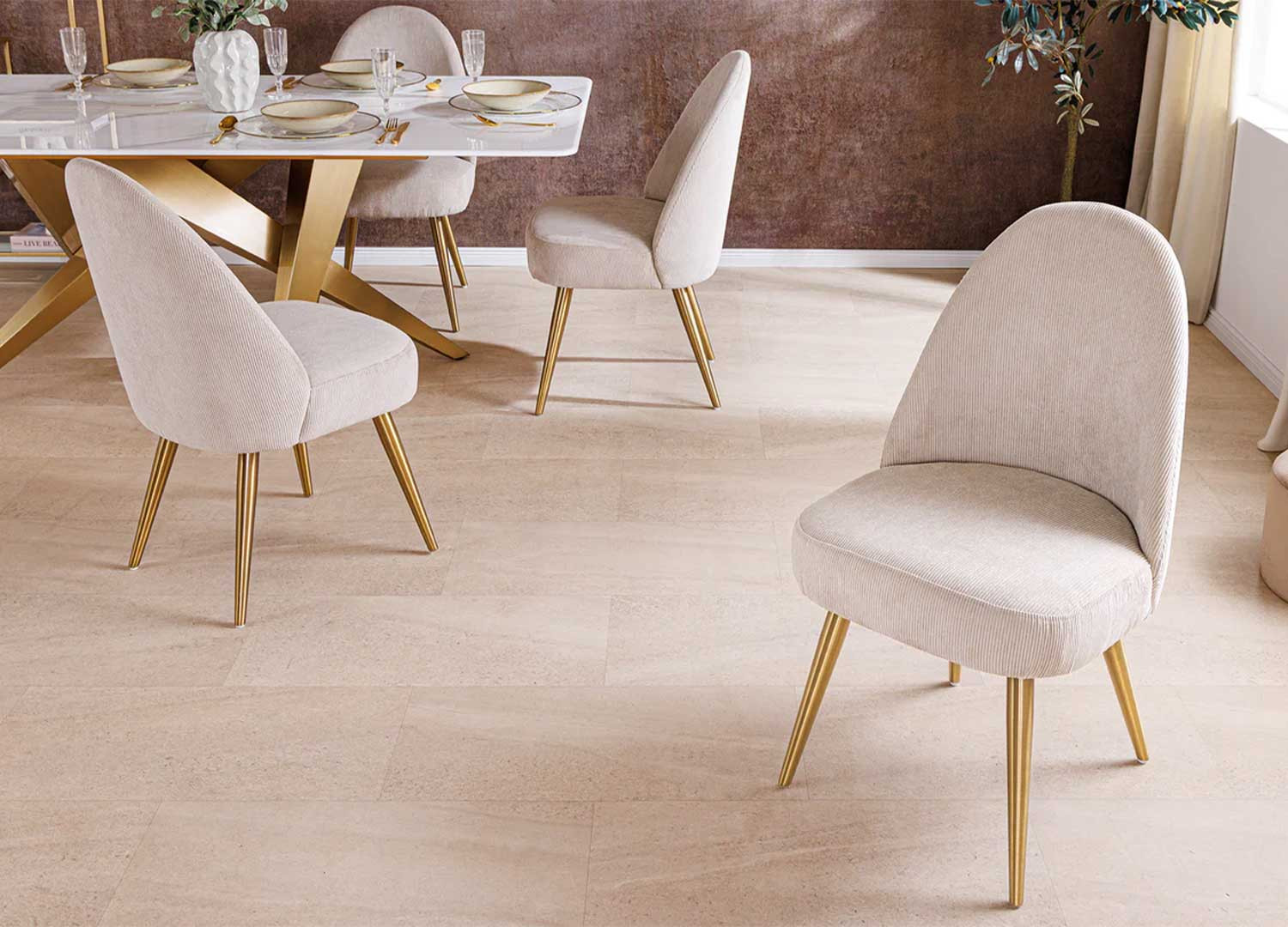 Chaises beige côtelé et pieds dorés Neyron