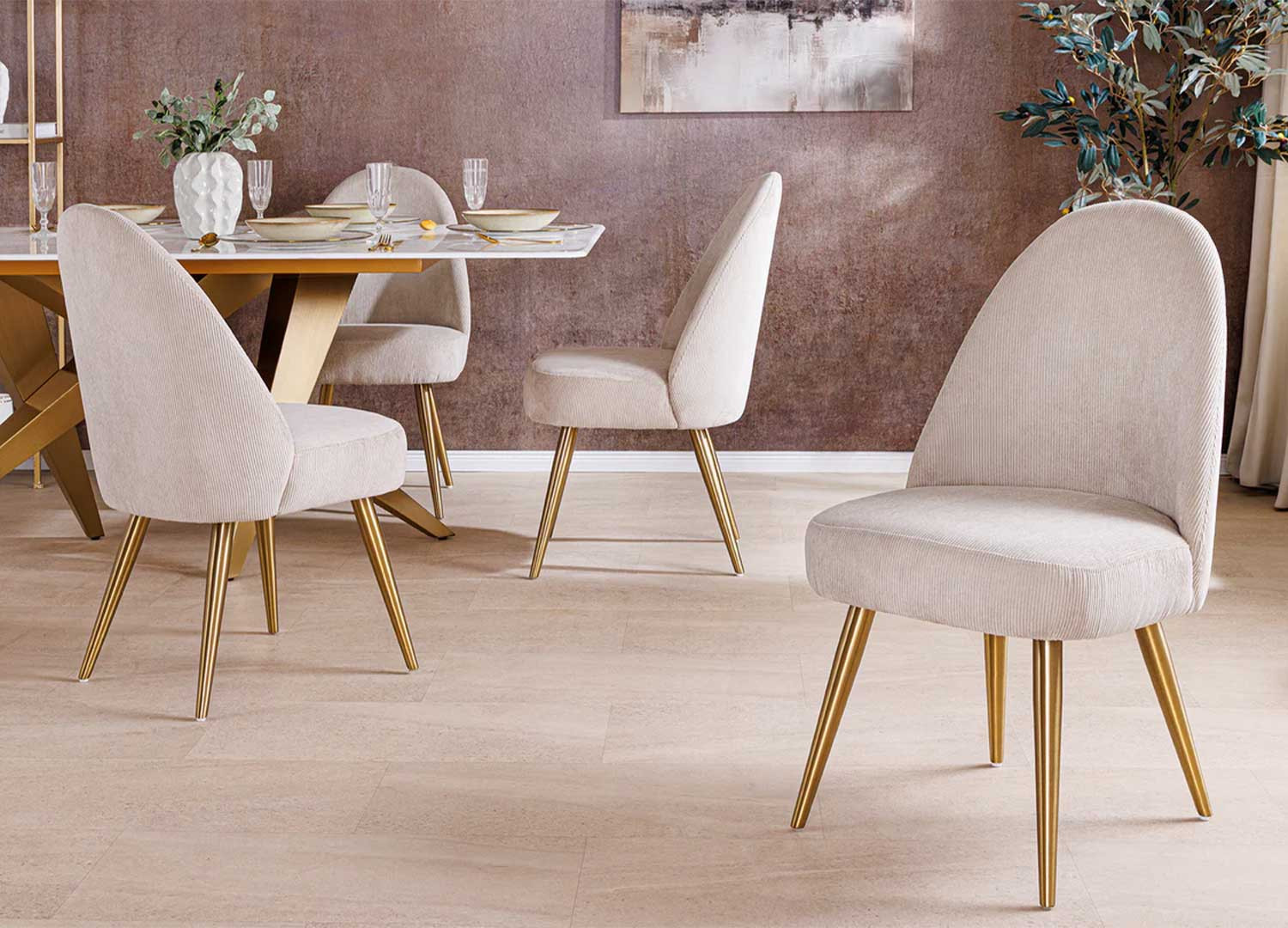 Chaises beige côtelé et pieds dorés Neyron