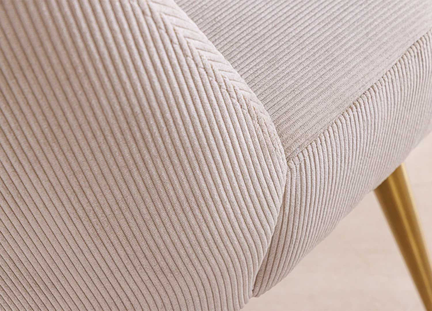 Chaises beige côtelé et pieds dorés Neyron