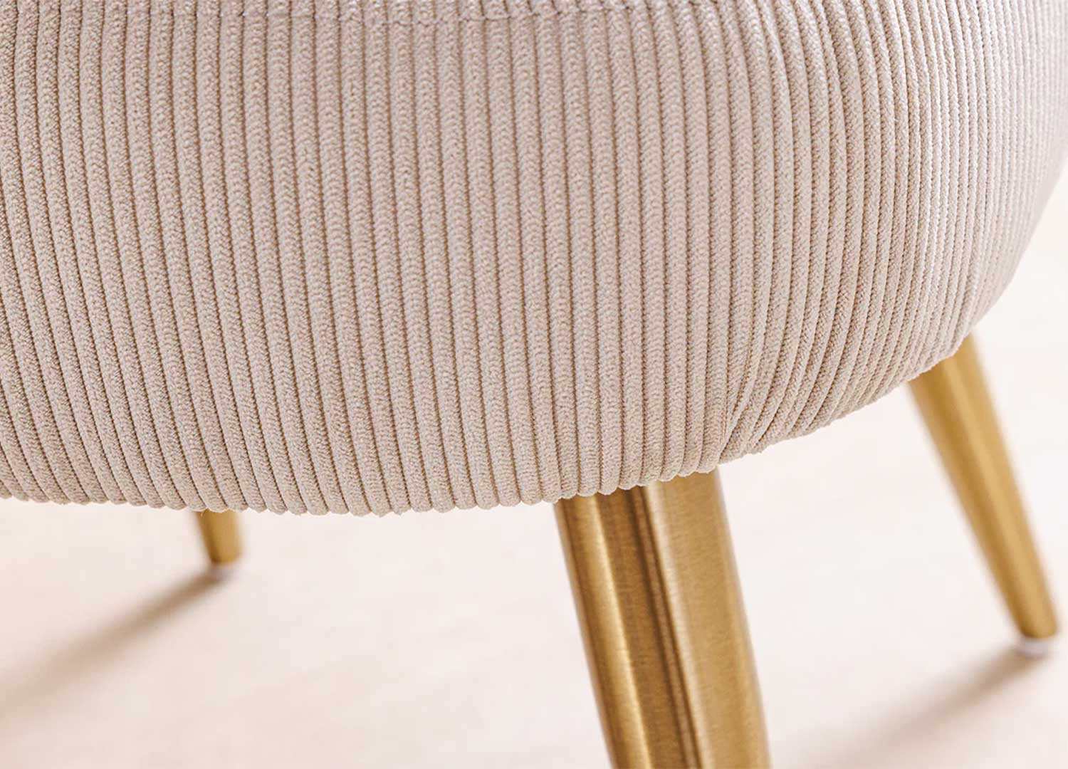 Chaises beige côtelé et pieds dorés Neyron