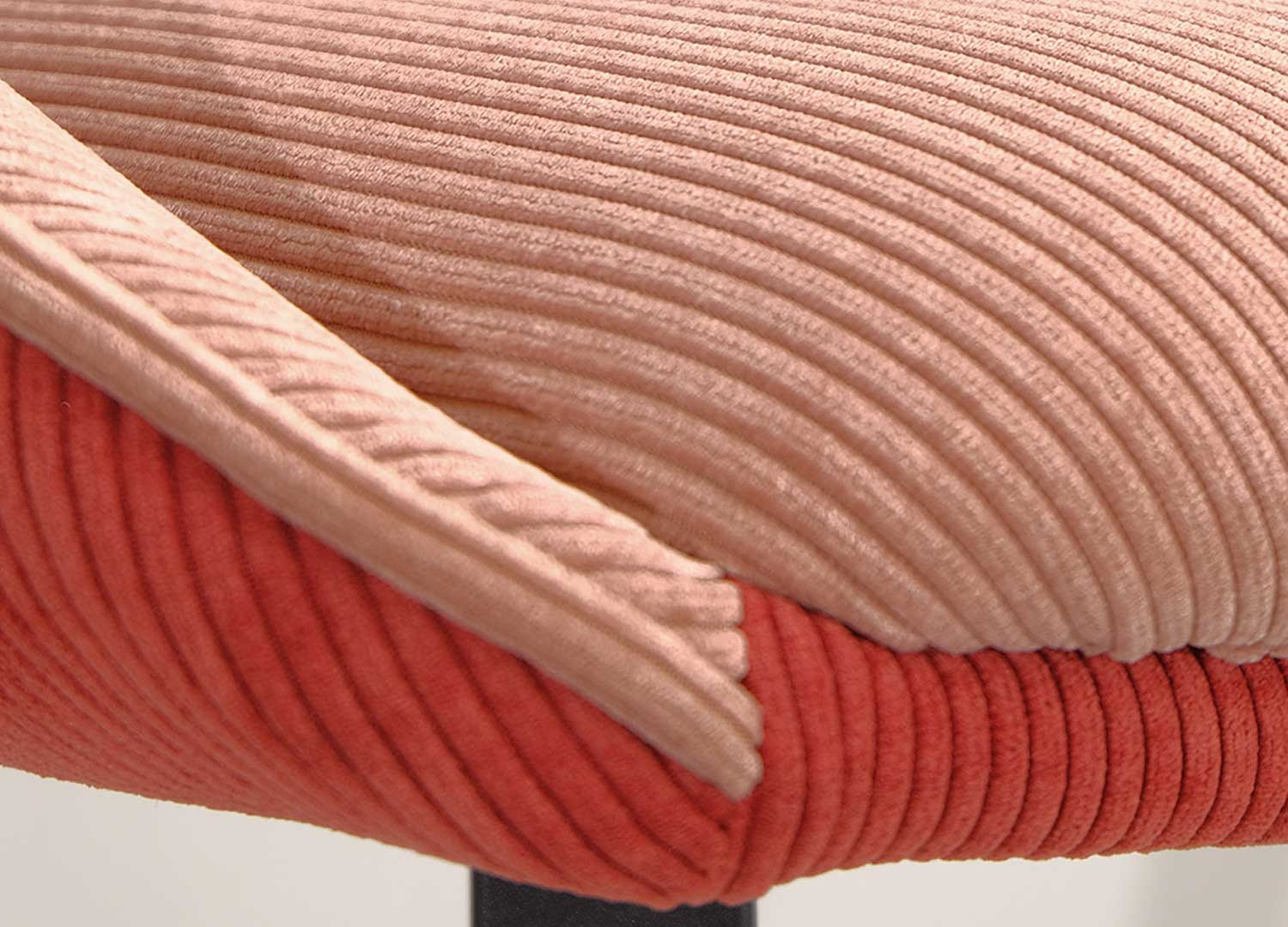 Chaises côtelé rose et pied métal noir Elska
