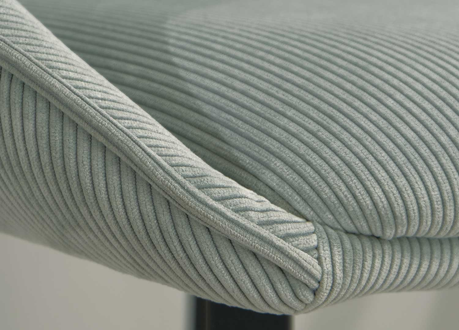 Chaises côtelé vert céladon et pied métal noir Elska