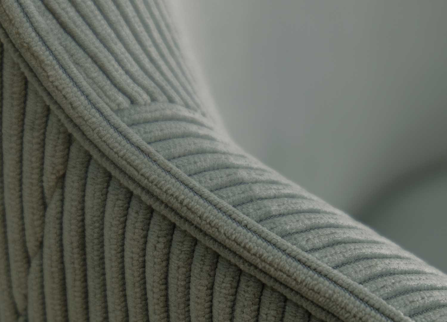 Chaises côtelé vert céladon et pied métal noir Elska