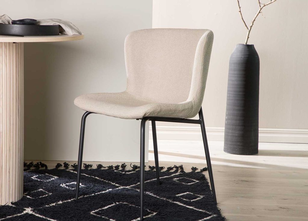 Chaises design en tissu bouclé beige
