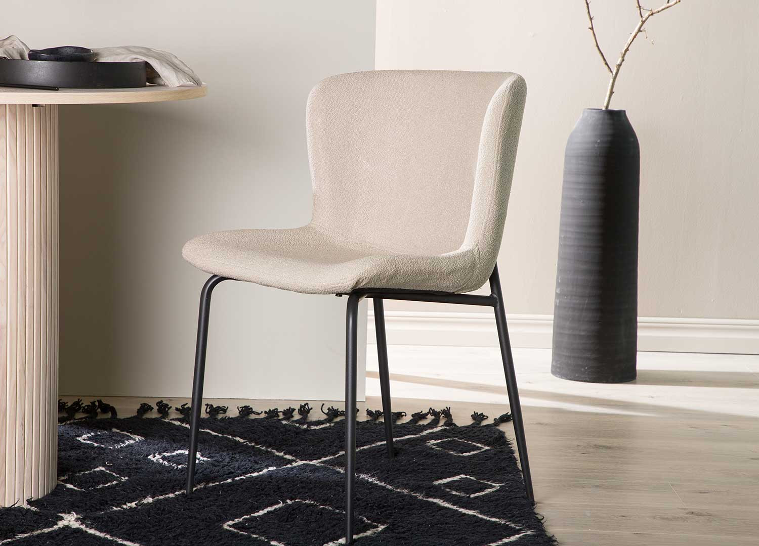 Chaises design en tissu bouclé beige