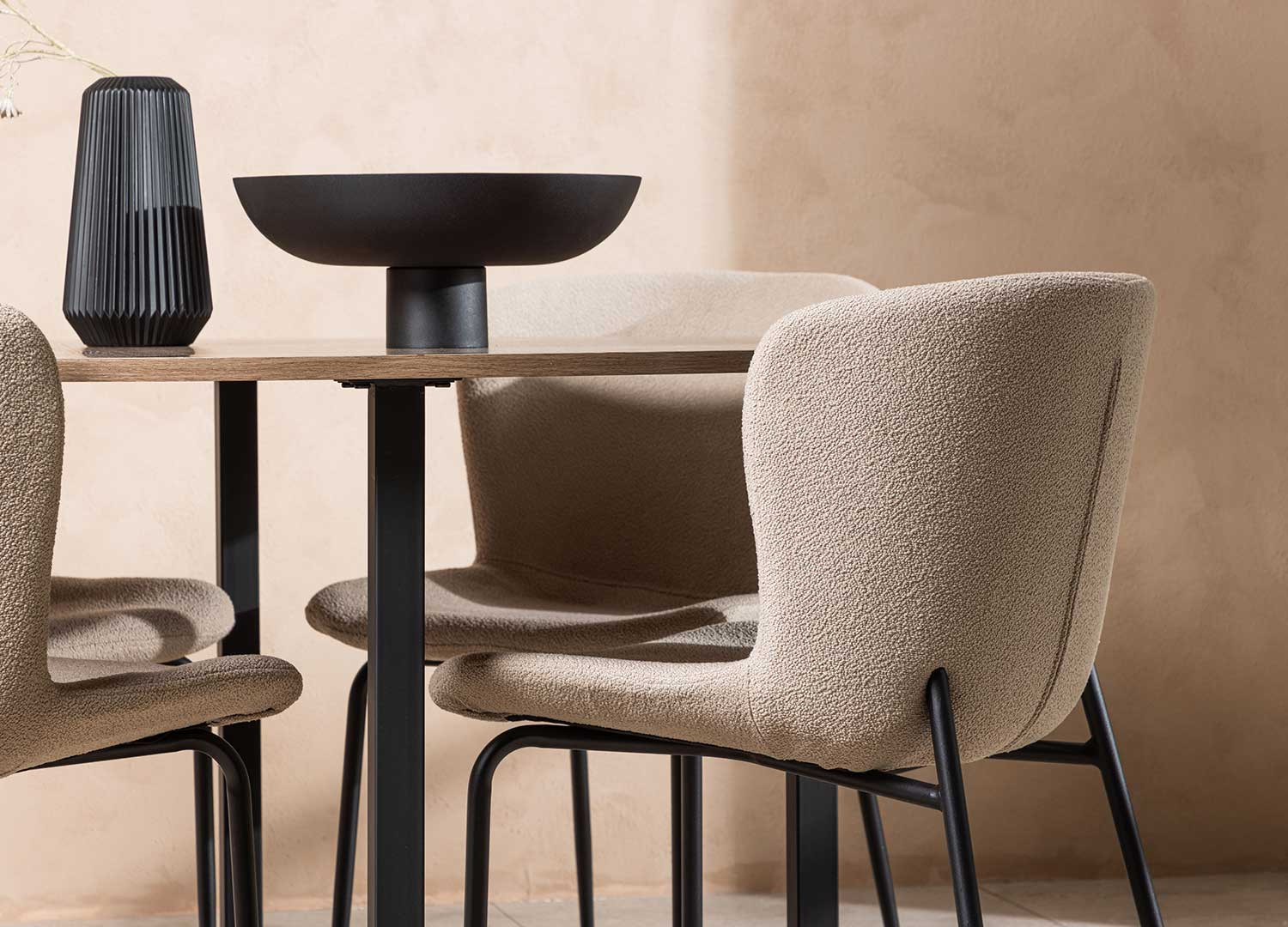 Chaises design en tissu bouclé beige