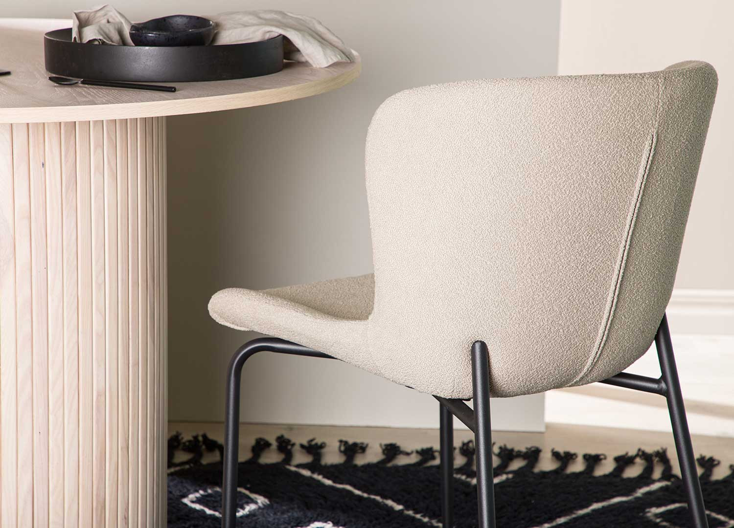 Chaises design en tissu bouclé beige