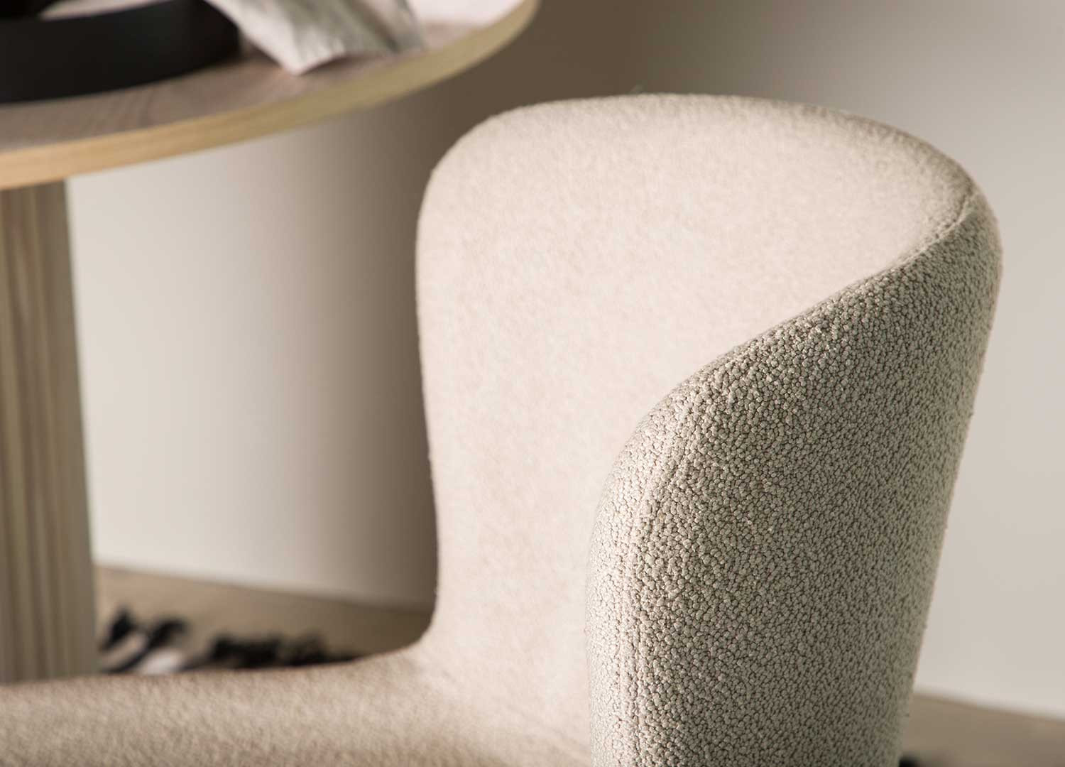 Chaises design en tissu bouclé beige