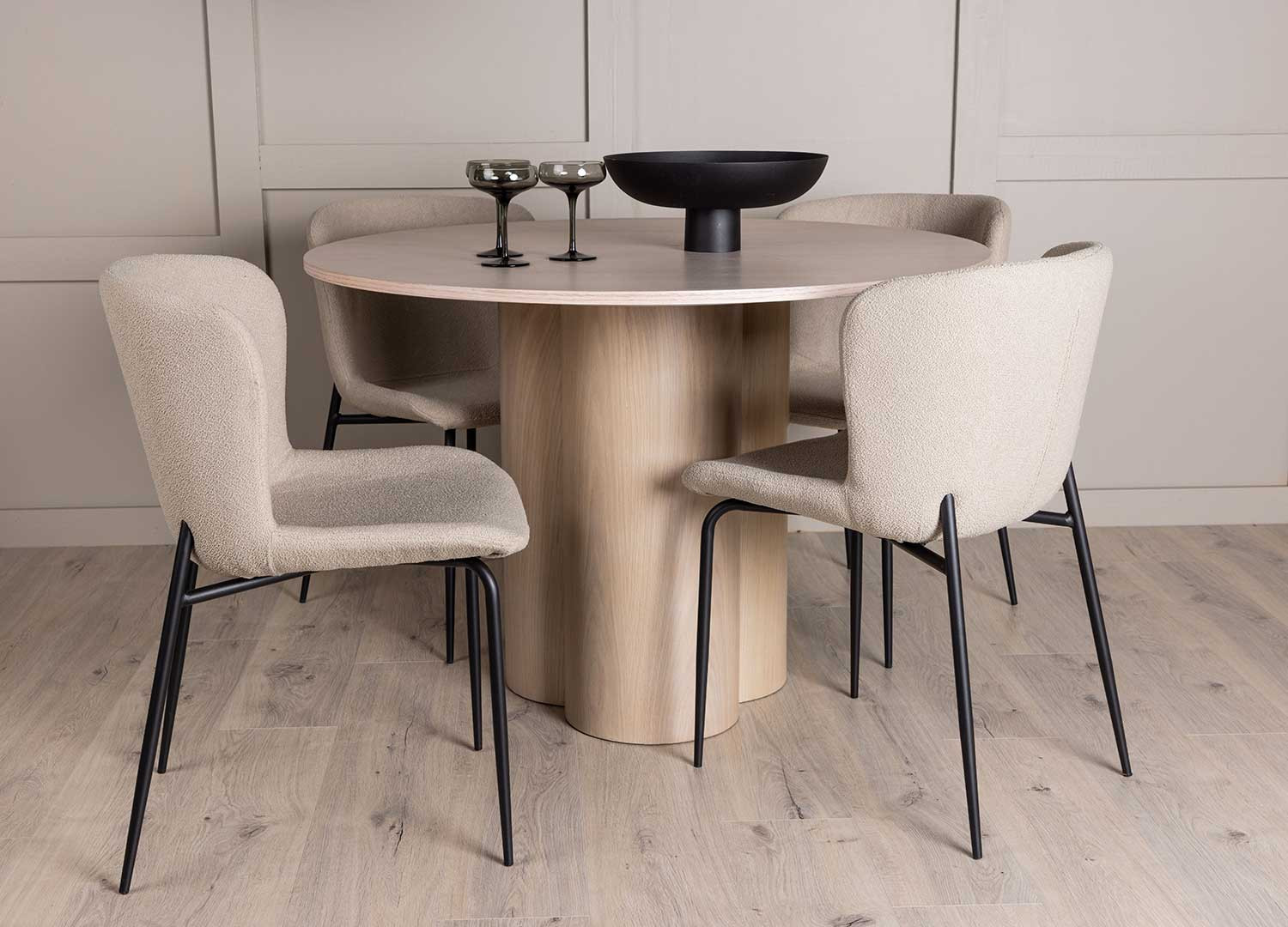 Chaises design en tissu bouclé beige