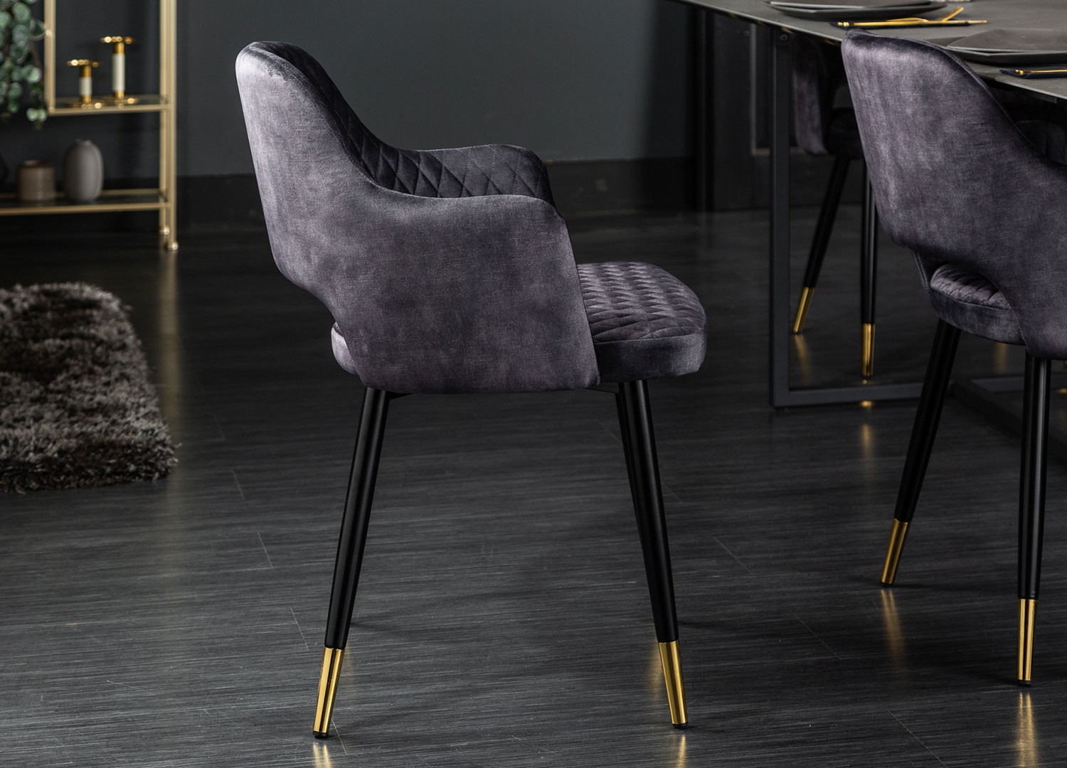 Chaises design en velours gris et pieds métal noir