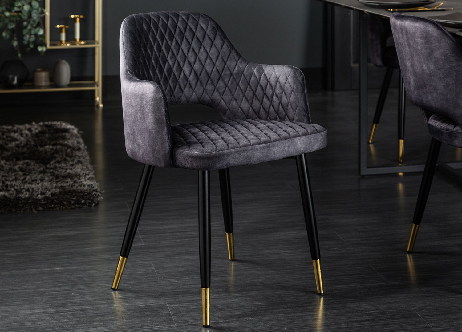 Chaises design en velours gris et pieds métal noir