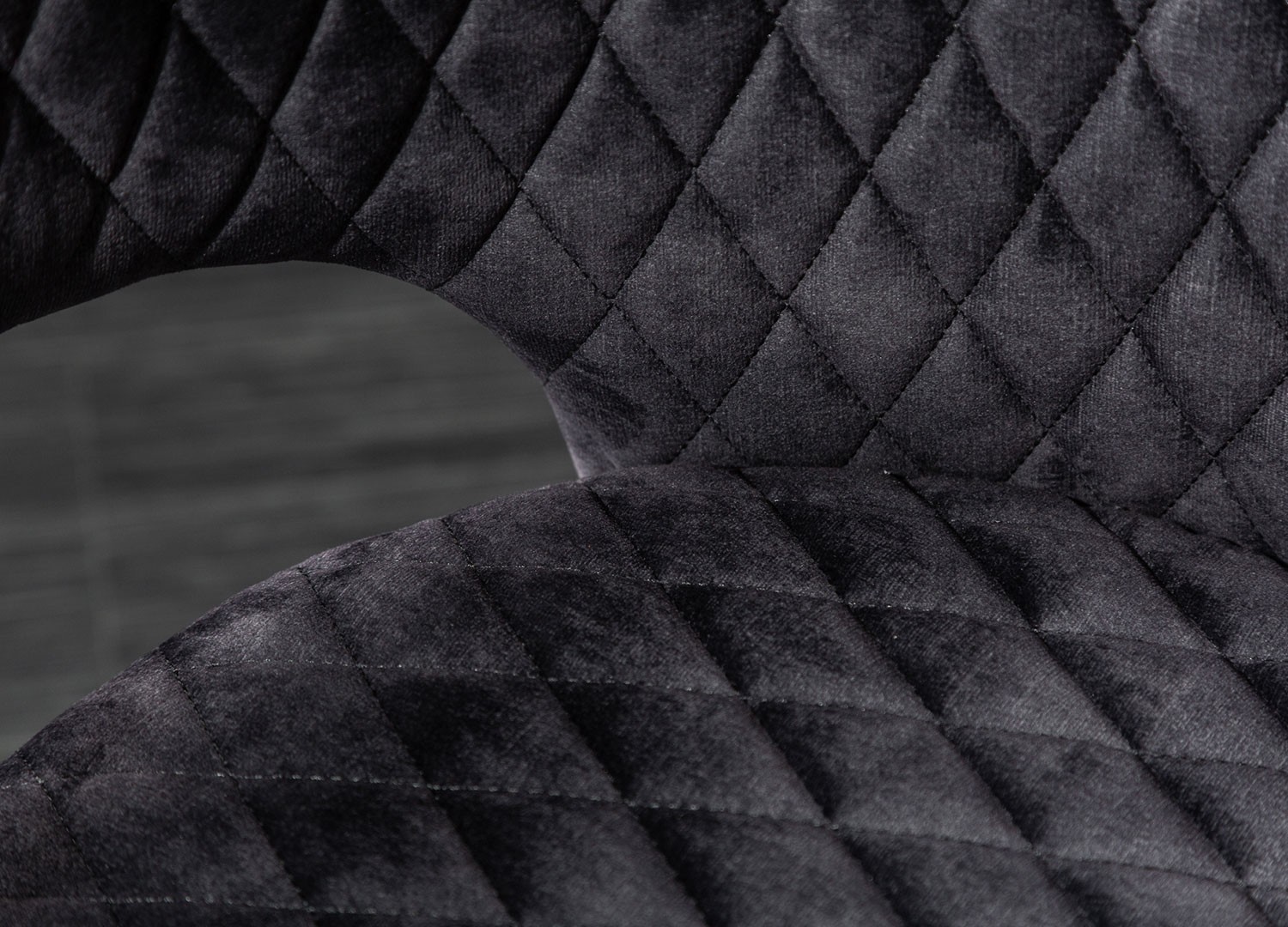 Chaises design en velours gris et pieds métal noir