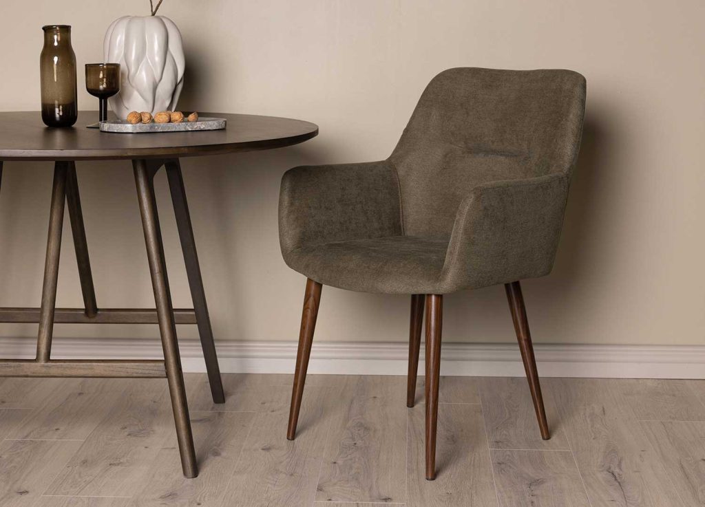 Chaises en lin brun et pieds en acier marron